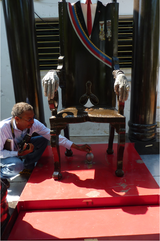 Palais national et fauteuil piégé